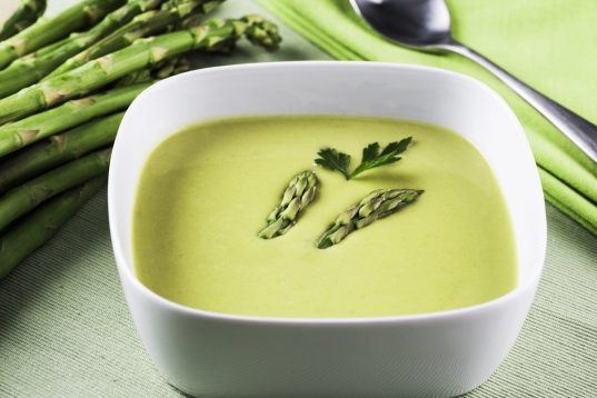 Ανοιξιάτικη σούπα βελουτέ με σπαράγγια